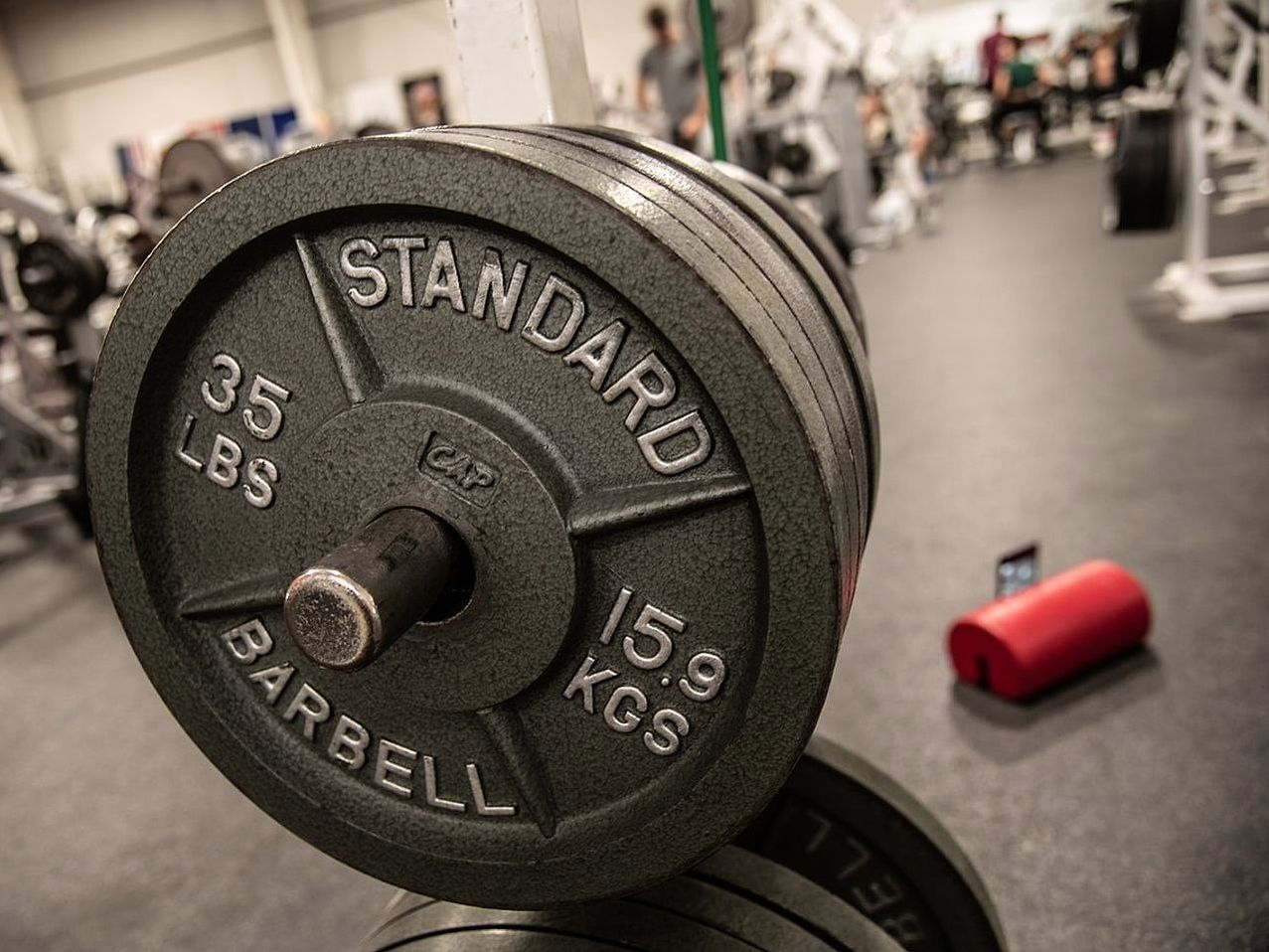 Spor beslenme ürünleri sınıfı beyaz bir masa üzerinde tertip edilmiş