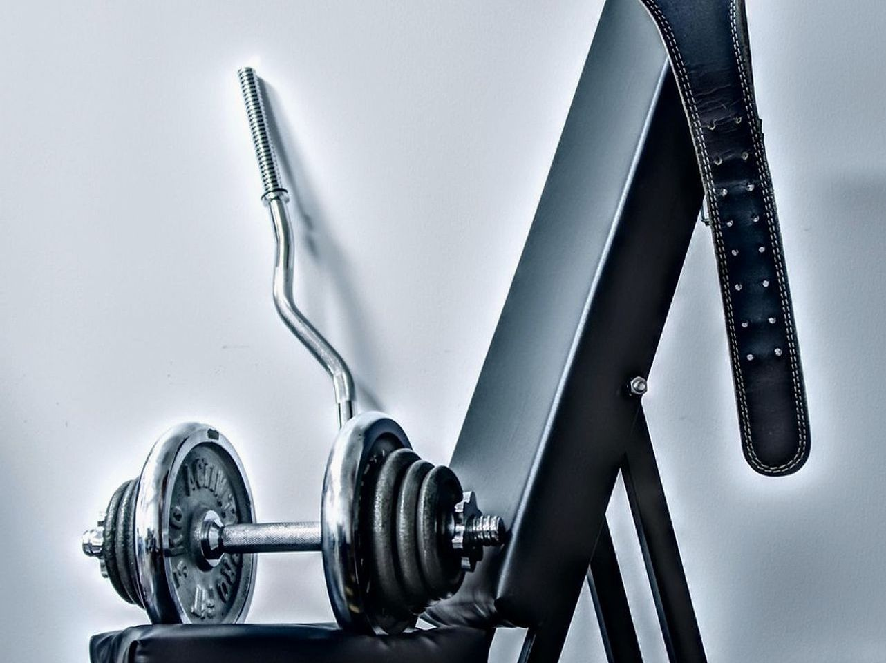 Koyu arka fonda dökme protein tozunun yakın görünümü